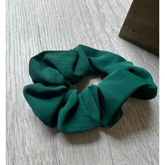 Leaf cosmetic bag with keychain and scrunchie. - Picture 4 of 5